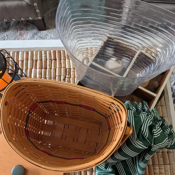 Longaberger 1998 Winter Wishes Hostess Basket w/ Liner, Protector, Lid & Card - Picture 3 of 5